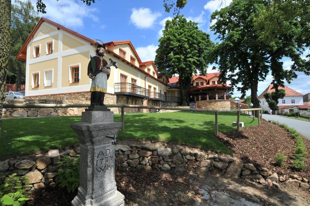Hotel Gold Chotoviny エクステリア 写真